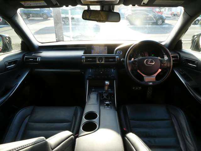 進化されたインパネ周りは、スタイリッシュかつ操作性や視認性にも優れ、飽きのこないデザインになっております!