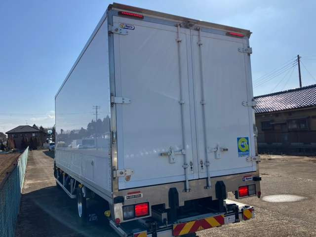 フォワード冷蔵冷凍車