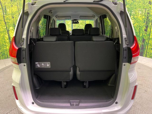 ���i�̂���������ʋ΁A���}���ɏ\���ȉ׎��X�y�[�X���m�ۂ��Ă���܂��B�Z�J���h�V�[�g��|���ƁA�傫�ȉו��̐ύڂ��\�ł���