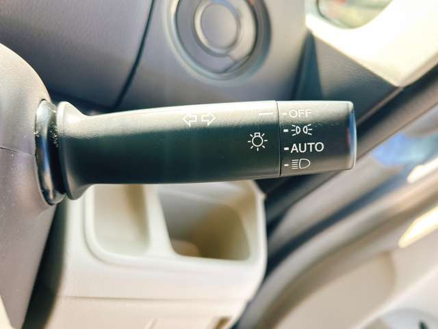 �y�I�[�g���C�g�z�ԊO�̖��邳�����m���āA�����I�Ƀw�b�h���C�g��_�����Ă���܂���g���l���𑖍s����ۂɂ��A�����I�ɓ_�����Ă���ĕ֗��ȑ�����1�ł���