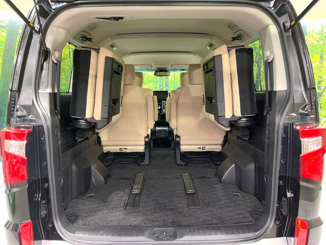 ���i�̂���������ʋ΁A���}���ɏ\���ȉ׎��X�y�[�X���m�ۂ��Ă���܂��B�Z�J���h�V�[�g��|���ƁA�傫�ȉו��̐ύڂ��\�ł���