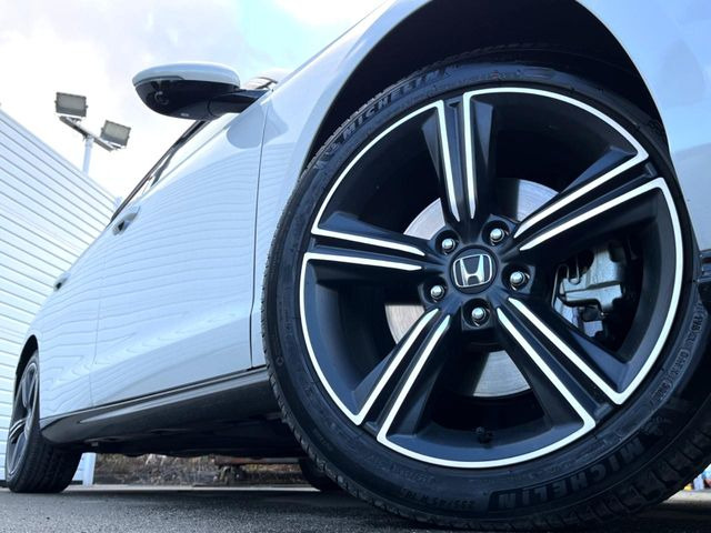 �y����18�C���`�A���~�z�C�[���z�O�ςɃ}�b�`���������A���~�z�C�[���𑕒����Ă���܂��B�e��ЊO�A���~�z�C�[����A�X�^�b�h���X�^�C�����戵�����Ă���܂��B���񂲑��k����������