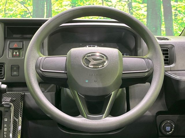 �C���e���A�ɍ��킹���f�U�C���̃X�e�A�����O�́A�^�]�������̂��Ƃ��l���A�^�]���₷���`��A�傫���ł��B�����x�A���ۂɐG���Ă��m���߂��������B