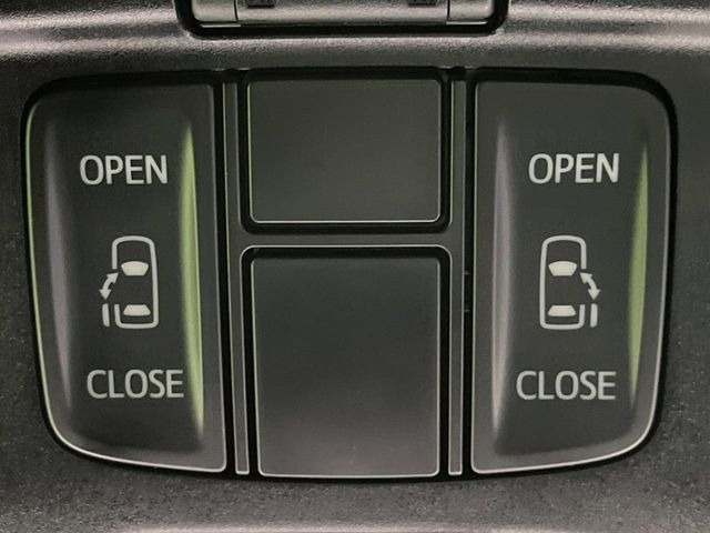 【両側パワースライドドア】スマートキーや運転席のスイッチで後席両側スライドドアの開閉が可能♪電動だから力を入れてドアを開ける必要が無く、小さなお子様でも簡単に開け閉めでき快適です♪