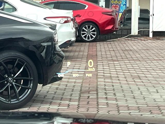 �y�J���[�w�b�h�A�b�v�f�B�X�v���C�z���݂̑��x�⑖�s�����f�W�^���\���ŉ^�]�ȑO���̃K���X�ɓ��e!�J���[�t���Ŏ��F���������A�^�]���ڐ������炳���K�v�ȏ����m�F�ł���̂łƂ��Ă��֗��ň��S!