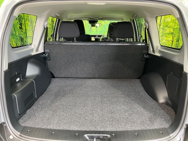 ���i�̂���������ʋ΁A���}���ɏ\���ȉ׎��X�y�[�X���m�ۂ��Ă���܂��B�Z�J���h�V�[�g��|���ƁA�傫�ȉו��̐ύڂ��\�ł���