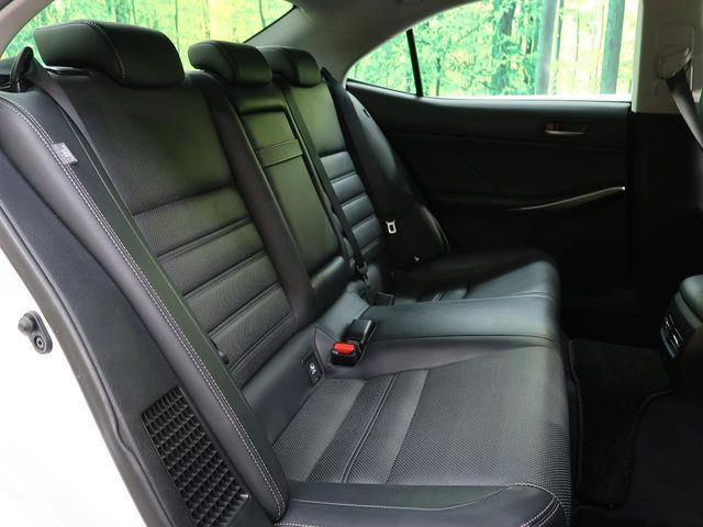 広々とした2列目シートは居住性が高く、居心地も快適!友達や家族とのお出かけにぴったりです。ベビーシートやチャイルドシート使用時も快適にお過ごしいただける十分な空間を確保しています。