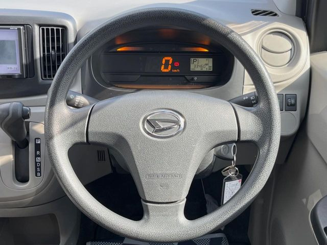 �C���e���A�ɍ��킹���f�U�C���̃X�e�A�����O�́A�^�]�������̂��Ƃ��l���A�^�]���₷���`��A�傫���ł��B�����x�A���ۂɐG���Ă��m���߂��������B