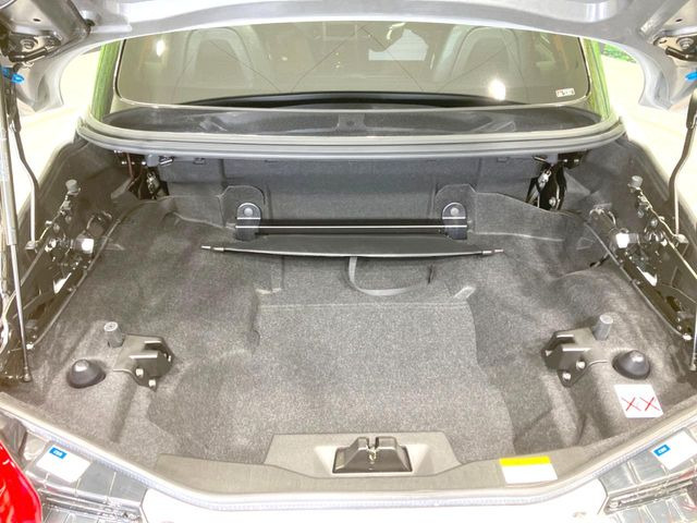 ���i�̂���������ʋ΁A���}���ɏ\���ȉ׎��X�y�[�X���m�ۂ��Ă���܂��B