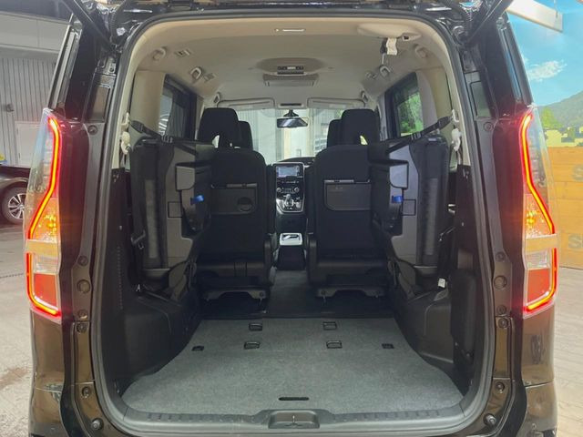 ���i�̂���������ʋ΁A���}���ɏ\���ȉ׎��X�y�[�X���m�ۂ��Ă���܂��B�Z�J���h�V�[�g��|���ƁA�傫�ȉו��̐ύڂ��\�ł���