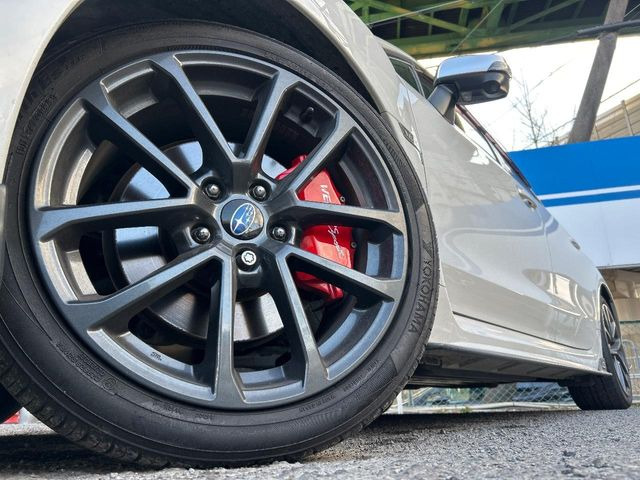 �y����18�C���`�A���~�z�C�[���z�O�ςɃ}�b�`���������A���~�z�C�[���𑕒����Ă���܂��B�e��ЊO�A���~�z�C�[����A�X�^�b�h���X�^�C�����戵�����Ă���܂��B���񂲑��k����������