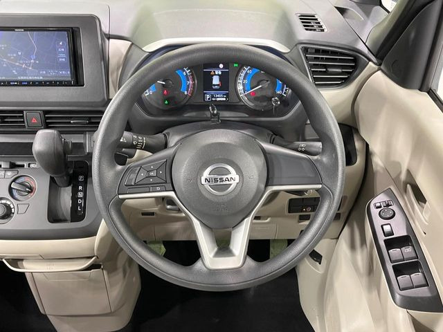 �C���e���A�ɍ��킹���f�U�C���̃X�e�A�����O�́A�^�]�������̂��Ƃ��l���A�^�]���₷���`��A�傫���ł��B�����x�A���ۂɐG���Ă��m���߂��������B