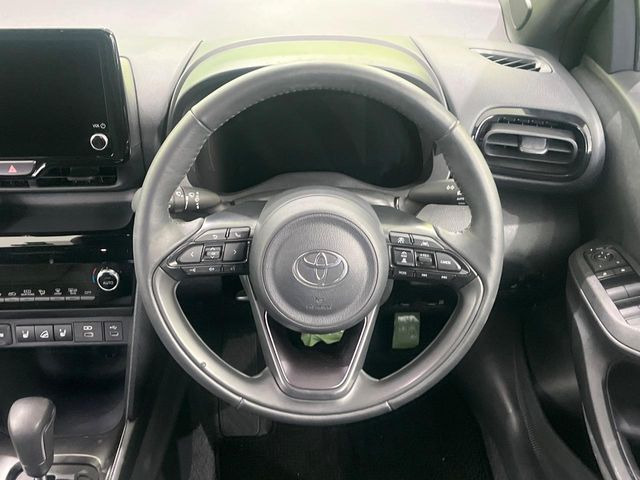 �C���e���A�ɍ��킹���f�U�C���̃X�e�A�����O�́A�^�]�������̂��Ƃ��l���A�^�]���₷���`��A�傫���ł��B�����x�A���ۂɐG���Ă��m���߂��������B