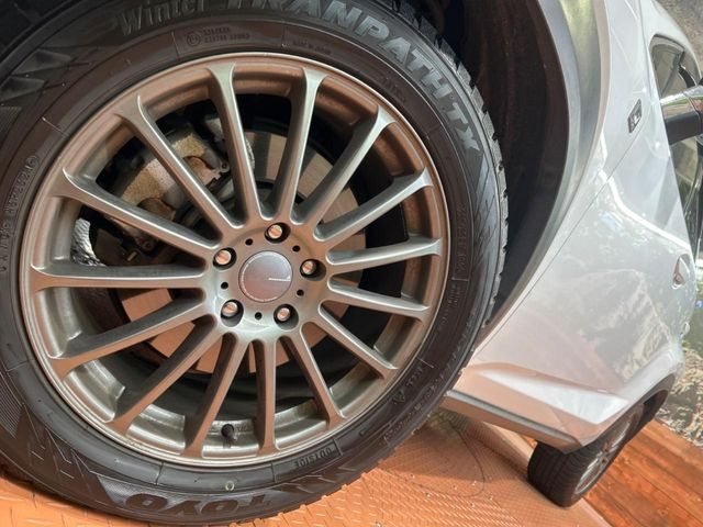 �y����18�C���`�A���~�z�C�[���z�O�ςɃ}�b�`���������A���~�z�C�[���𑕒����Ă���܂��B�e��ЊO�A���~�z�C�[����A�X�^�b�h���X�^�C�����戵�����Ă���܂��B���񂲑��k����������