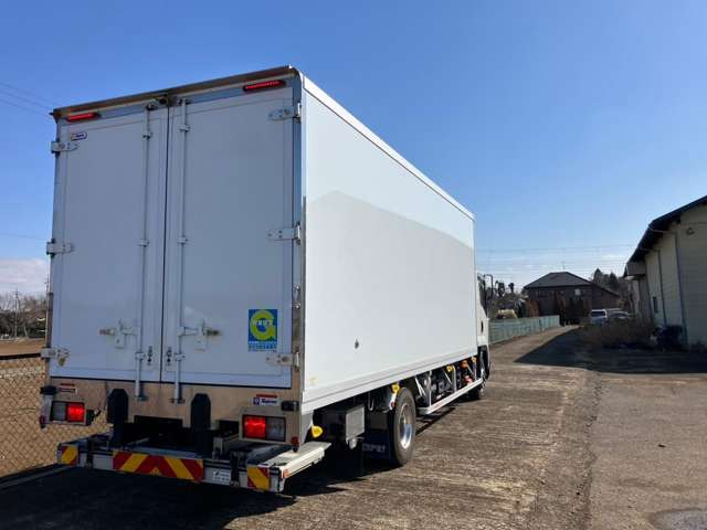 フォワード冷蔵冷凍車