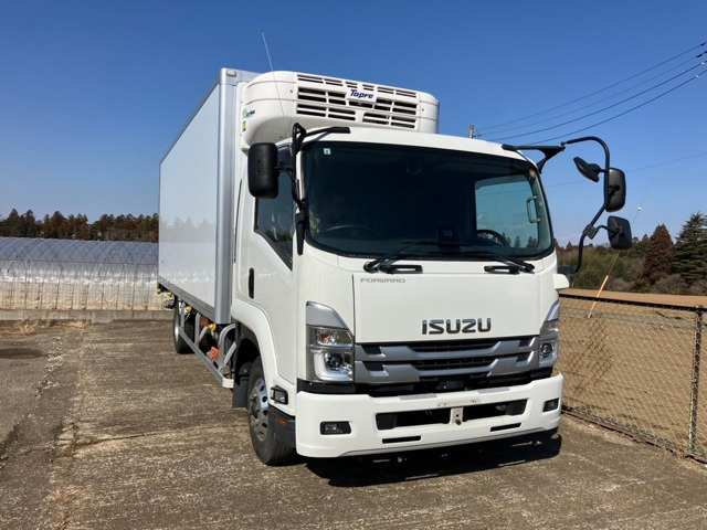 フォワード冷蔵冷凍車