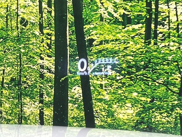 �y�w�b�h�A�b�v�f�B�X�v���C�z���݂̑��x�⑖�s�����f�W�^���\���ŉ^�]�ȑO���̃K���X�ɓ��e!�^�]���A�ڐ������炳���K�v�ȏ����m�F�ł���̂łƂ��Ă��֗��ň��S!