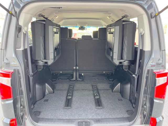 ���i�̂���������ʋ΁A���}���ɏ\���ȉ׎��X�y�[�X���m�ۂ��Ă���܂��B�T�[�h�V�[�g��|���ƁA�傫�ȉו��̐ύڂ��\�ł���