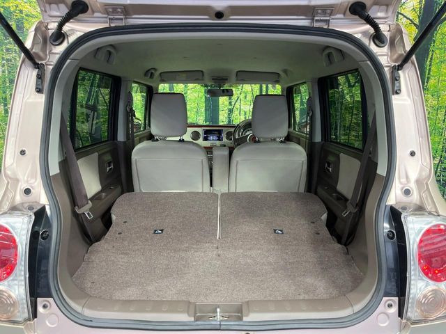 ���i�̂���������ʋ΁A���}���ɏ\���ȉ׎��X�y�[�X���m�ۂ��Ă���܂��B�Z�J���h�V�[�g��|���ƁA�傫�ȉו��̐ύڂ��\�ł���