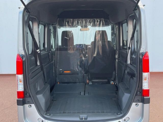 ���i�̂���������ʋ΁A���}���ɏ\���ȉ׎��X�y�[�X���m�ۂ��Ă���܂��B�Z�J���h�V�[�g��|���ƁA�傫�ȉו��̐ύڂ��\�ł���