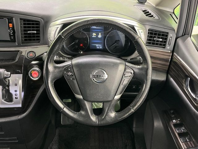 �C���e���A�ɍ��킹���f�U�C���̃X�e�A�����O�́A�^�]�������̂��Ƃ��l���A�^�]���₷���`��A�傫���ł��B�����x�A���ۂɐG���Ă��m���߂��������B