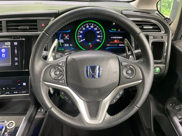 �y�����v�����X�e�A�����O�z�㎿�Ȋv���g�p���邱�ƂŁA��ɂ����������݂ƂĂ��^�]���₷���n���h���ł���