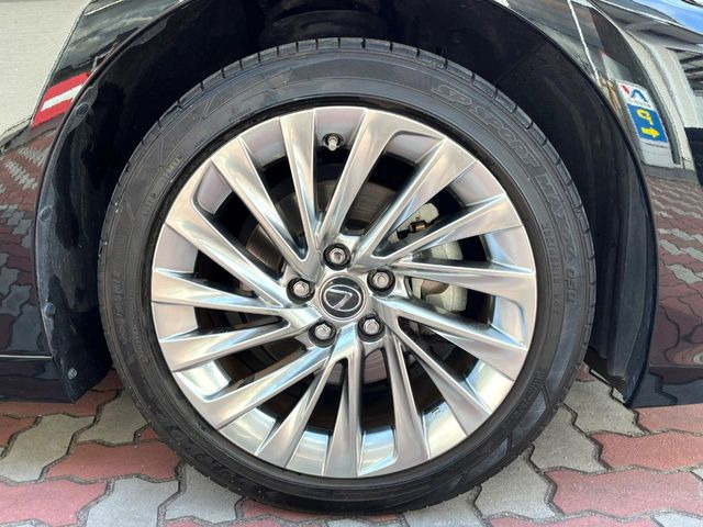 �y����18�C���`�A���~�z�C�[���z�O�ςɃ}�b�`���������A���~�z�C�[���𑕒����Ă���܂��B�e��ЊO�A���~�z�C�[����A�X�^�b�h���X�^�C�����戵�����Ă���܂��B���񂲑��k����������