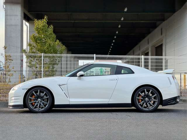 1�N�ԁA���s�������̃����O�ۏ؁B�ő�600���ځE24H 365���S���Ή����[�h�T�[�r�X�t�B���[�Ԍ�����S���Ē�����؂ɂ���蒸���܂��悤�A���ГƎ���GT-R35��p�ۏ؂����p�ӂ��Ă���܂��B