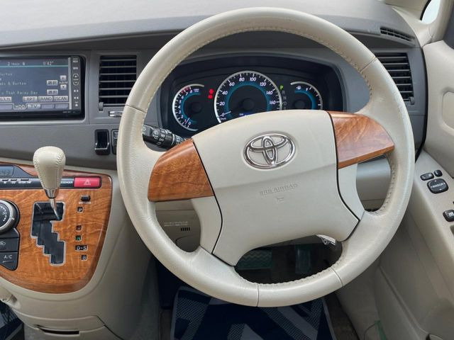 �C���e���A�ɍ��킹���f�U�C���̃X�e�A�����O�́A�^�]�������̂��Ƃ��l���A�^�]���₷���`��A�傫���ł��B�����x�A���ۂɐG���Ă��m���߂��������B