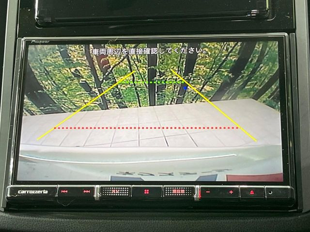 【バックカメラ】駐車時に後方がリアルタイム映像で確認できます。大型商業施設や立体駐車場での駐車時や、夜間のバック時に大活躍!運転スキルに関わらず、今や必須となった装備のひとつです!
