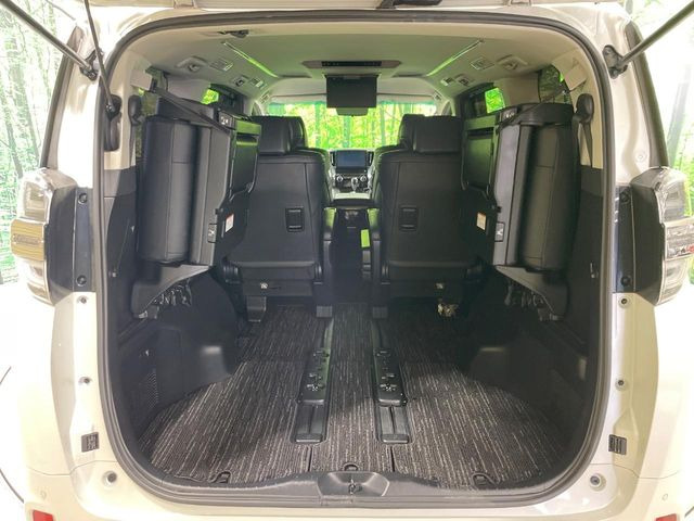 ���i�̂���������ʋ΁A���}���ɏ\���ȉ׎��X�y�[�X���m�ۂ��Ă���܂��B�Z�J���h�V�[�g��|���ƁA�傫�ȉו��̐ύڂ��\�ł���