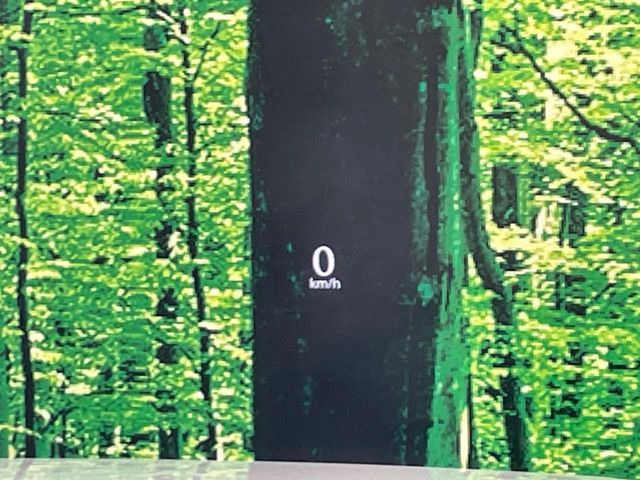 �y�J���[�w�b�h�A�b�v�f�B�X�v���C�z���݂̑��x�⑖�s�����f�W�^���\���ŉ^�]�ȑO���̃K���X�ɓ��e!�J���[�t���Ŏ��F���������A�^�]���ڐ������炳���K�v�ȏ����m�F�ł���̂łƂ��Ă��֗��ň��S!