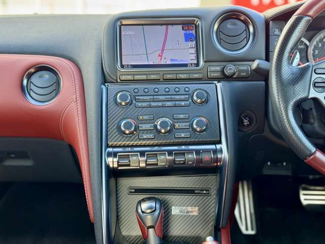 �W����ɂ͏펞GT-R35�̍݌ɂ�10��قǓW�����Ă���܂��B�O���E�����E����A�O���[�h���l�X�ɂȂ�܂��̂ŁA�C�ɂȂ���𐥔�ԋ߂ł����ɂȂ��Ă��������B