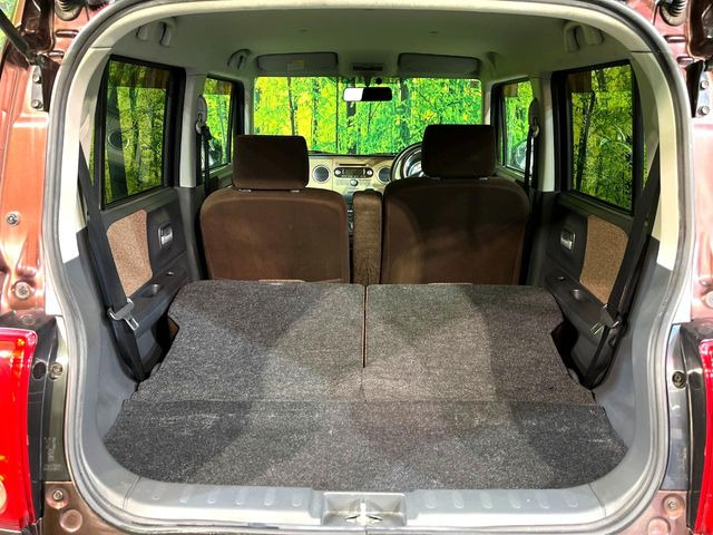 ���i�̂���������ʋ΁A���}���ɏ\���ȉ׎��X�y�[�X���m�ۂ��Ă���܂��B�Z�J���h�V�[�g��|���ƁA�傫�ȉו��̐ύڂ��\�ł���