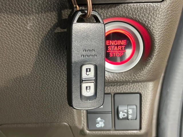 �yHonda�X�}�[�g�L�[�z�J�o����|�P�b�g�ɓ��ꂽ�܂܂ł��h�A�̎{���E�������\�ȃX�}�[�g�L�[�𑕔��B�G���W���̃I���E�I�t�����J�M�����o���K�v����������Ƃ��Ă��֗��ł���