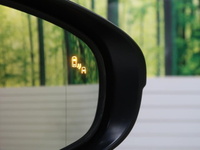 【ブラインドスポットモニター】走行中、ドアミラーの死角になりやすい箇所に後続車が接近するとサイドミラーのレンズに警告を表示!ドライバーに注意喚起をしてくれます。