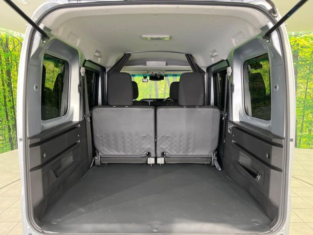 ���i�̂���������ʋ΁A���}���ɏ\���ȉ׎��X�y�[�X���m�ۂ��Ă���܂��B�Z�J���h�V�[�g��|���ƁA�傫�ȉו��̐ύڂ��\�ł���