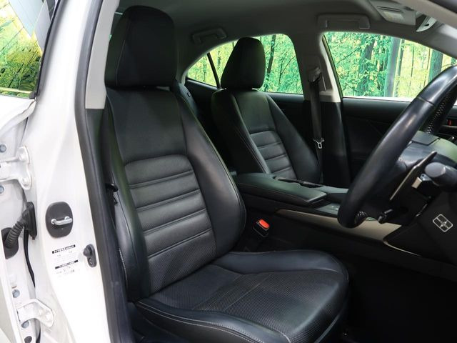 【黒革シート】上質な本革を使用し、高級感あふれる黒革シート。常に体に触れる部分だから、座り心地の良さにはこだわりたいですね♪汚れの付着や劣化を抑制する内装コーティング施工もおススメですよ♪