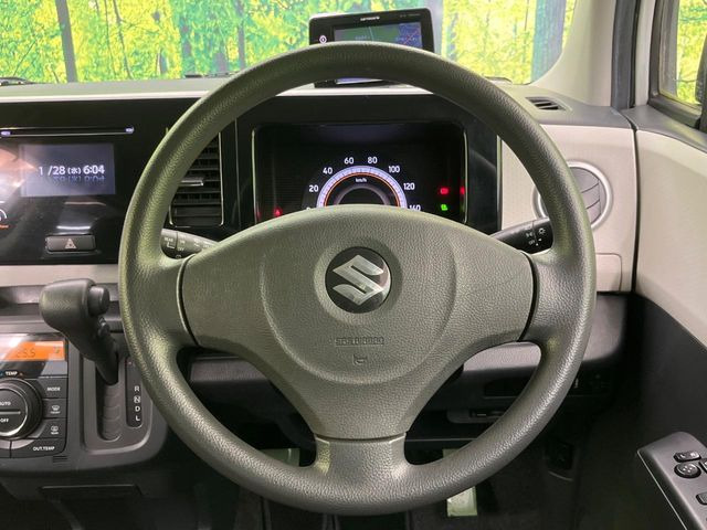 �C���e���A�ɍ��킹���f�U�C���̃X�e�A�����O�́A�^�]�������̂��Ƃ��l���A�^�]���₷���`��A�傫���ł��B�����x�A���ۂɐG���Ă��m���߂��������B