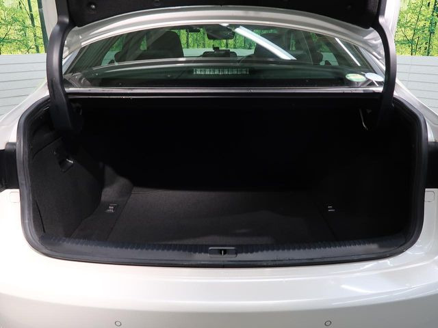 ラゲッジルームは、大容量のスペースを確保。普段のお買い物からレジャーまで、幅広く活躍してくれます!また、リアシートを倒すことでバリエーション豊かにお使いいただけます。
