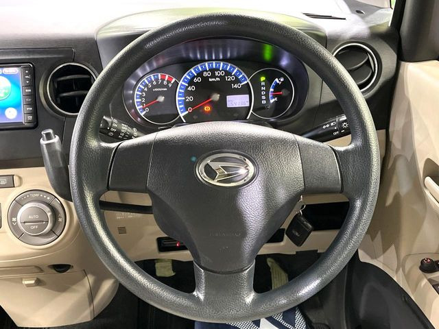 �C���e���A�ɍ��킹���f�U�C���̃X�e�A�����O�́A�^�]�������̂��Ƃ��l���A�^�]���₷���`��A�傫���ł��B�����x�A���ۂɐG���Ă��m���߂��������B