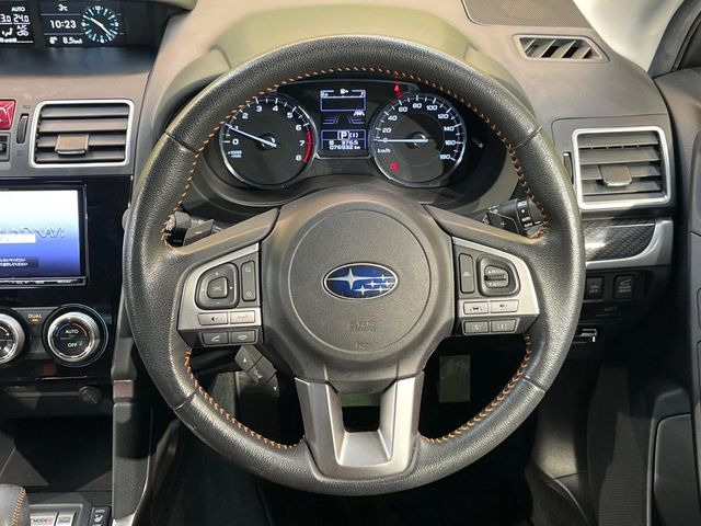 �y�����v�����X�e�A�����O�z�㎿�Ȋv���g�p���邱�ƂŁA��ɂ����������݂ƂĂ��^�]���₷���n���h���ł���