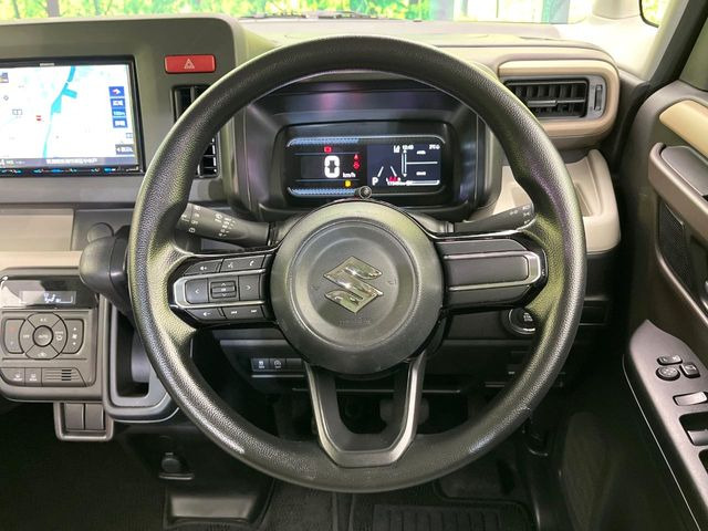 �C���e���A�ɍ��킹���f�U�C���̃X�e�A�����O�́A�^�]�������̂��Ƃ��l���A�^�]���₷���`��A�傫���ł��B�����x�A���ۂɐG���Ă��m���߂��������B