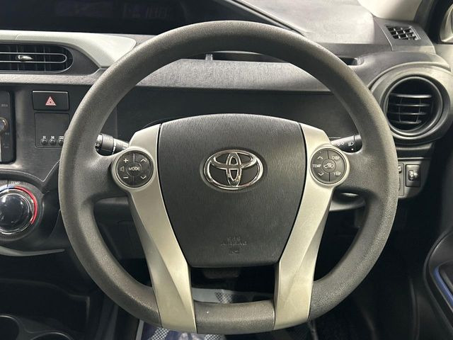 �C���e���A�ɍ��킹���f�U�C���̃X�e�A�����O�́A�^�]�������̂��Ƃ��l���A�^�]���₷���`��A�傫���ł��B�����x�A���ۂɐG���Ă��m���߂��������B