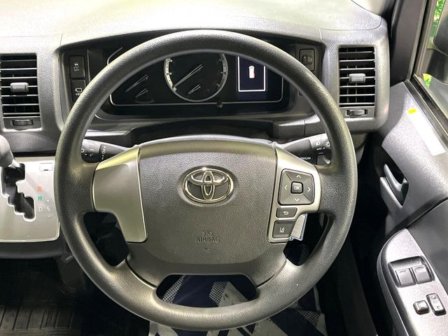 �C���e���A�ɍ��킹���f�U�C���̃X�e�A�����O�́A�^�]�������̂��Ƃ��l���A�^�]���₷���`��A�傫���ł��B�����x�A���ۂɐG���Ă��m���߂��������B