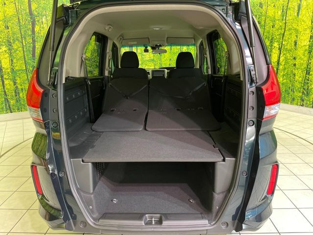 ���i�̂���������ʋ΁A���}���ɏ\���ȉ׎��X�y�[�X���m�ۂ��Ă���܂��B�Z�J���h�V�[�g��|���ƁA�傫�ȉו��̐ύڂ��\�ł���