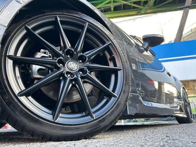 �y����18�C���`�A���~�z�C�[���z�O�ςɃ}�b�`���������A���~�z�C�[���𑕒����Ă���܂��B�e��ЊO�A���~�z�C�[����A�X�^�b�h���X�^�C�����戵�����Ă���܂��B���񂲑��k����������