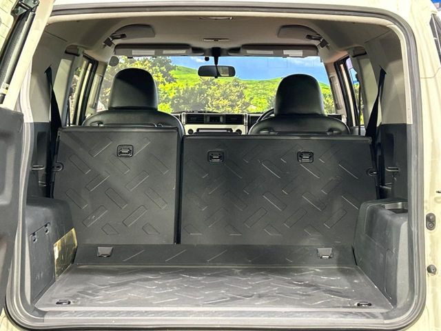 ���i�̂���������ʋ΁A���}���ɏ\���ȉ׎��X�y�[�X���m�ۂ��Ă���܂��B�Z�J���h�V�[�g��|���ƁA�傫�ȉו��̐ύڂ��\�ł���