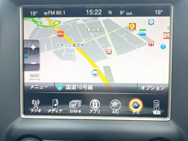 ��JEEP�����i�r:��̊��̂���i�r�́A����������ԓ������o���Ă���܂��BBluetooth�Đ��ȂǃI�[�f�B�I�@�\���[�����Ă���܂��̂ŁA�^�]�����y���߂܂���