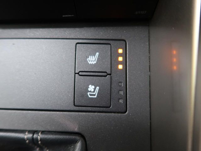 【シートヒーター】寒い日に重宝するシートヒーター!エアコンより早く温まってくれるので寒がりの人も安心ですね♪エアコンの温風は乾燥するから苦手、という方にもをおすすめです。